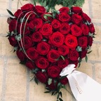 Oasishjerte med røde roser og bånd.jpg