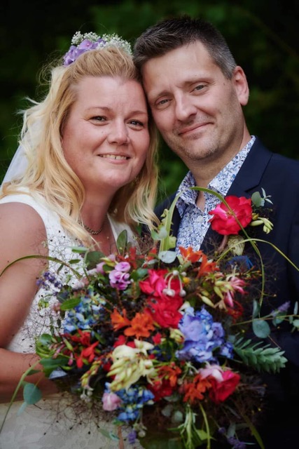 Brudebuket med blomster fra parrets egen have.jpg