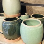Glaserede potter i keramik.jpg