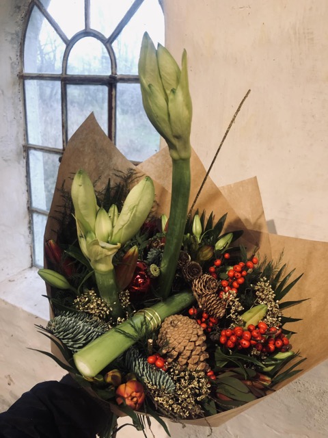 Julebuket med hvid amaryllis.jpg