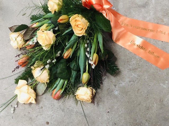 Bårebuket med bånd, orange.jpg